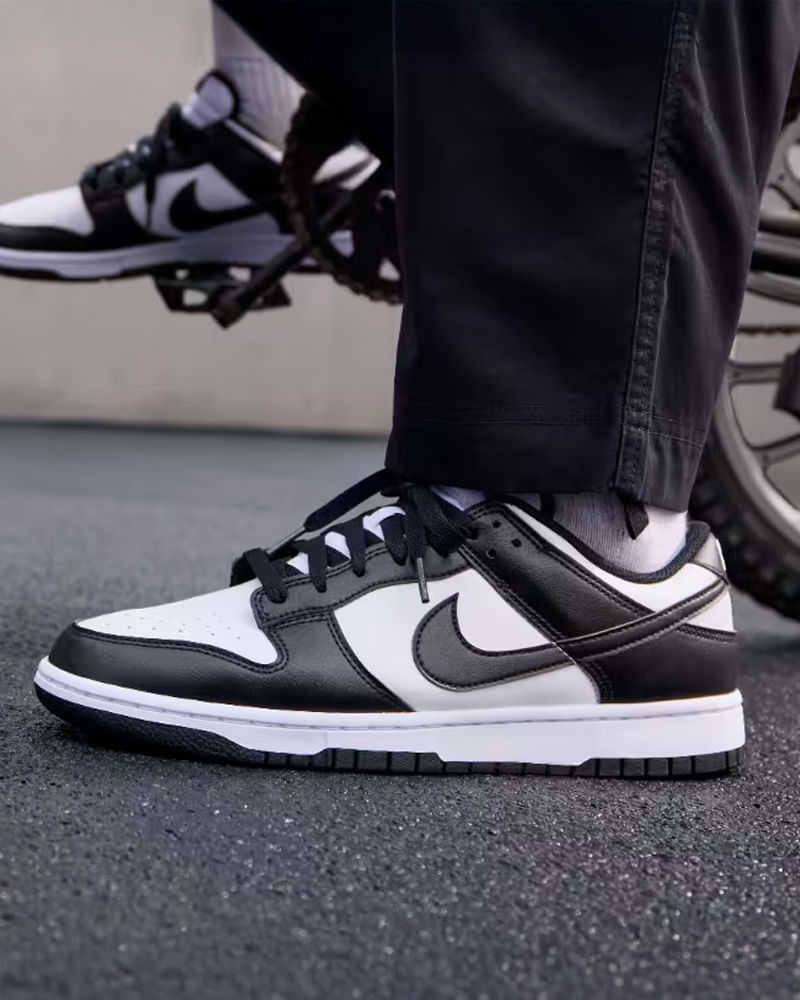 Nike Dunk Low "Panda" — Branco / Preto, ângulo 2