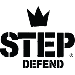 Logotipo da Step Defend. Esta imagem exibe o logotipo da marca Step Defend, que oferece soluções de limpeza e impermeabilização de tênis, e cuidado com o seu sneaker.